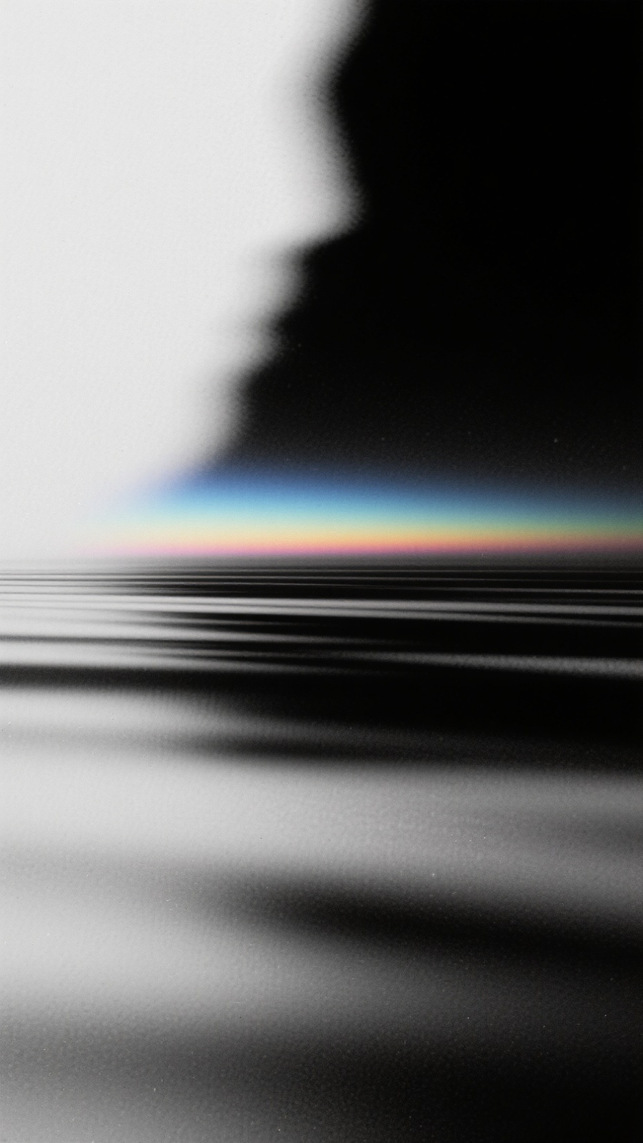 口袋-高级背景,以反面窥探天地,寻深处无限自我。纯黑负片背景,极简,画面一半是虚化的运动模糊效果,超现实,艺术氛围感加强,多彩弥散渐变风格