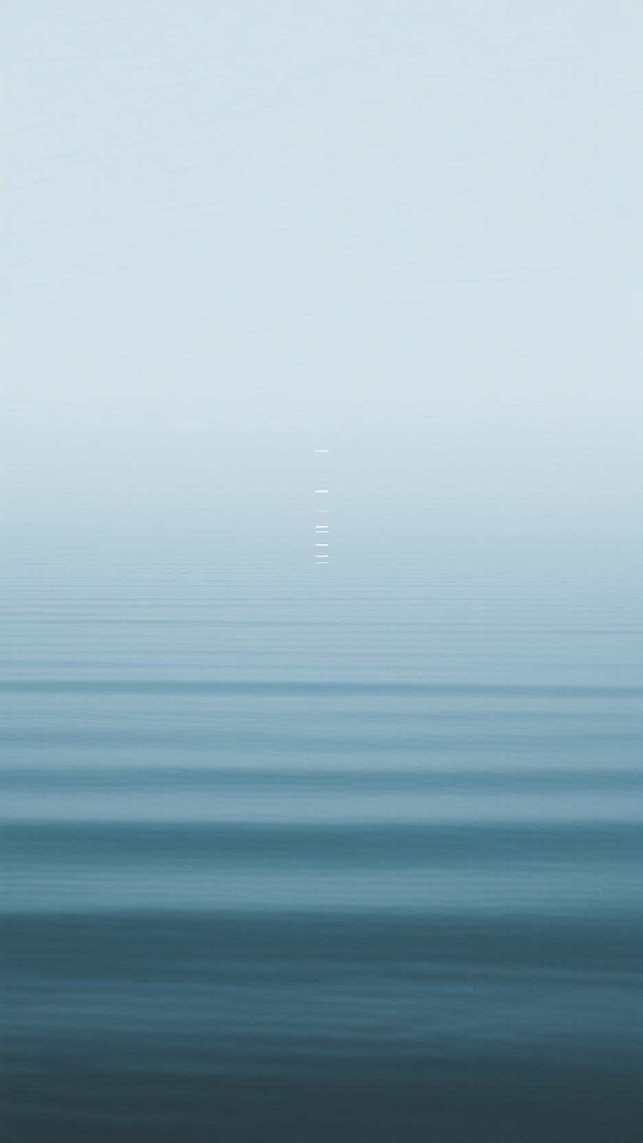 简约渐变背景,9:16竖版壁纸,淡蓝到浅灰渐变背景,晨雾般柔和光线,极简朦胧感,低饱和度